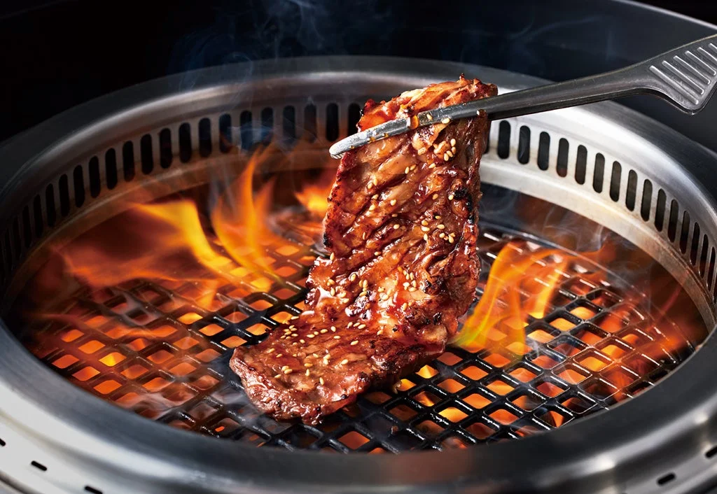 焼肉きんぐで焼かれる「きんぐカルビ」