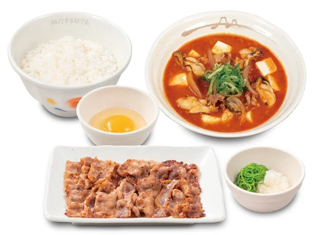 松屋の牡蠣入り牛豆腐キムチチゲ牛カルビ焼肉セット（生卵）