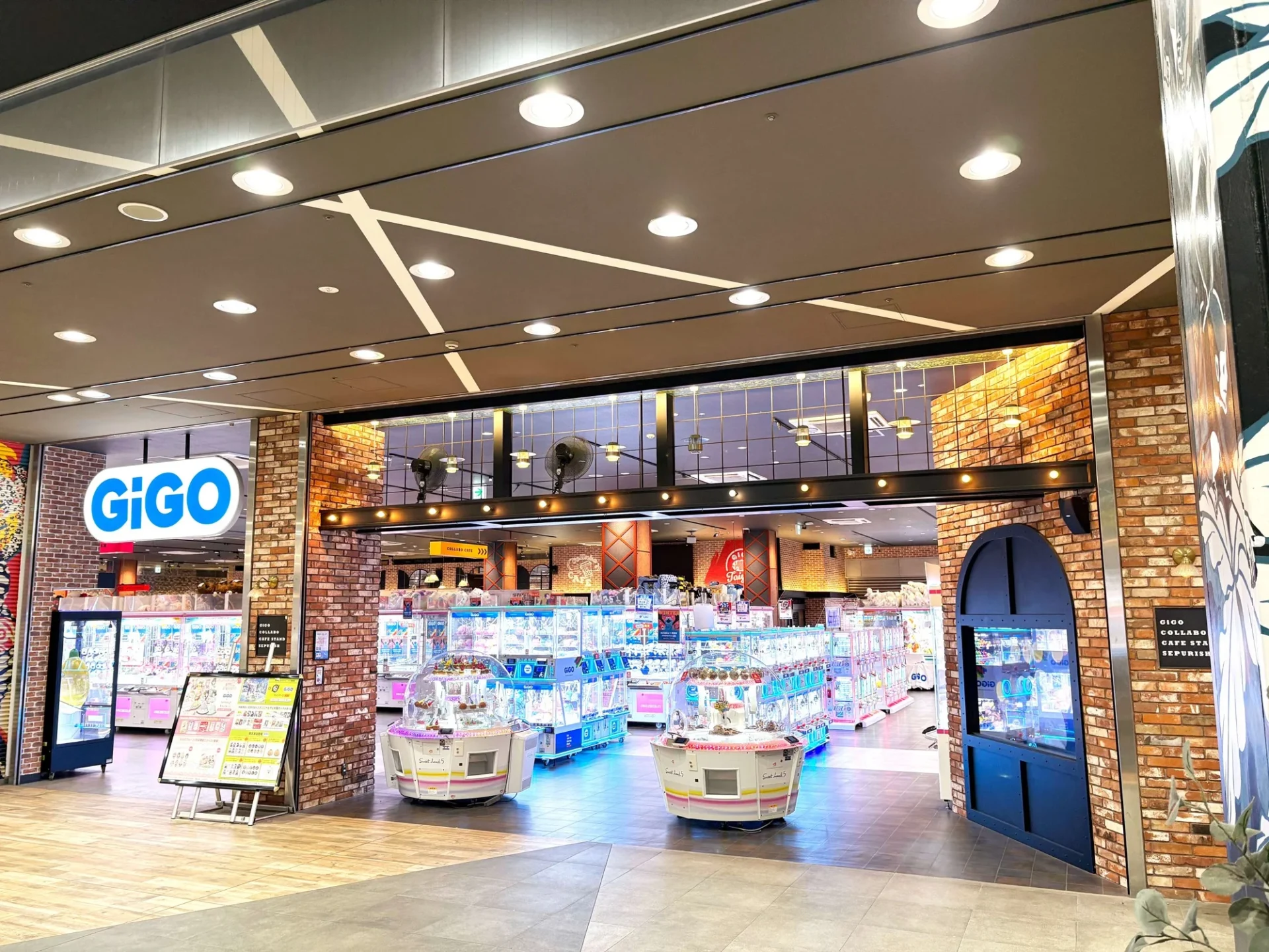 GiGO店舗の入り口とクレーンゲーム機が並ぶ様子