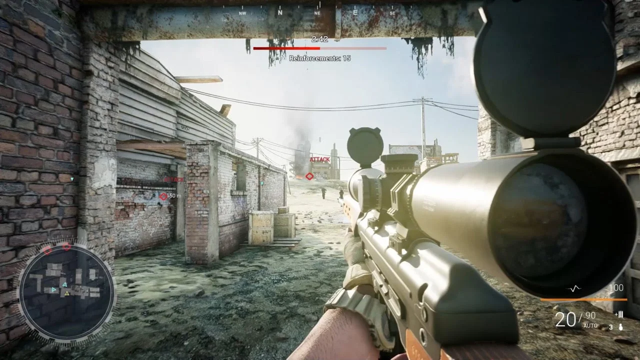 施設の高所からライフルで敵を狙撃するゲーム画面