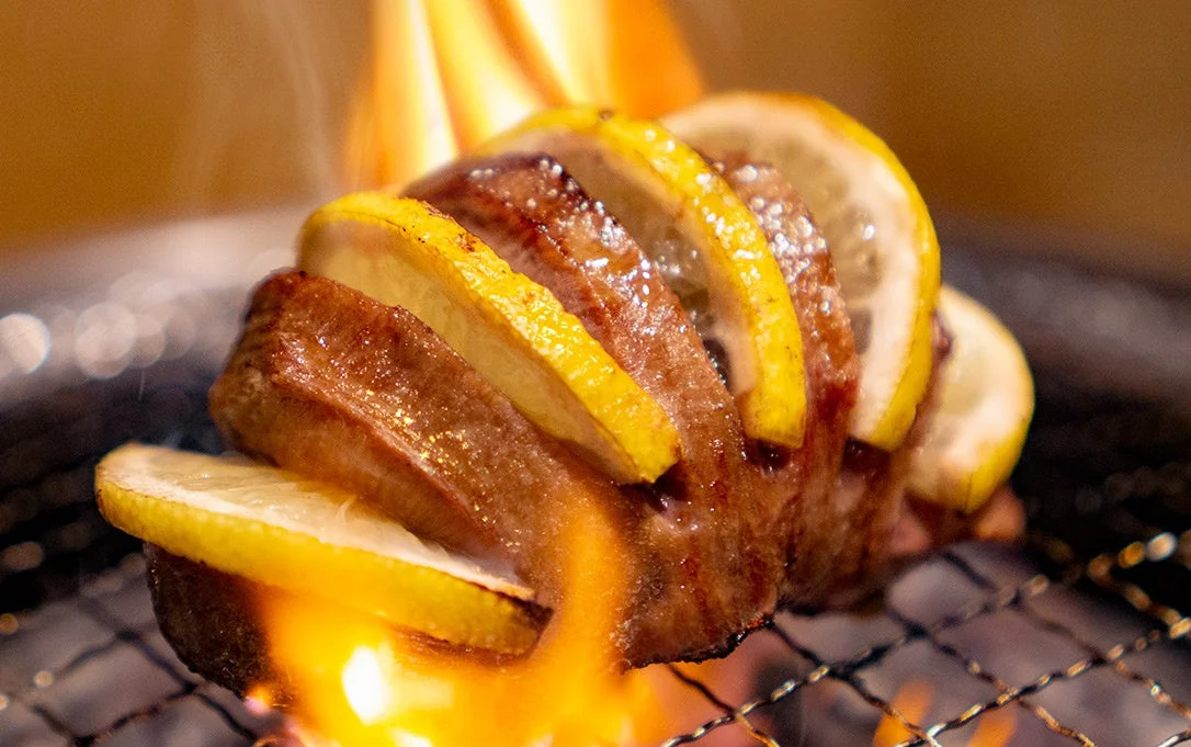 肉塊レモン牛タンを焼いている様子