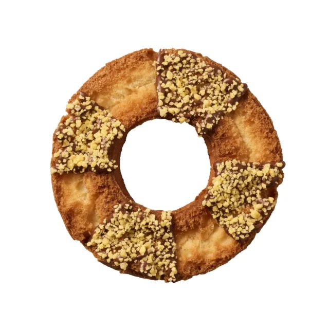 ゴールデンチョコレートのつぶつぶでデコレーションされたドーナツ