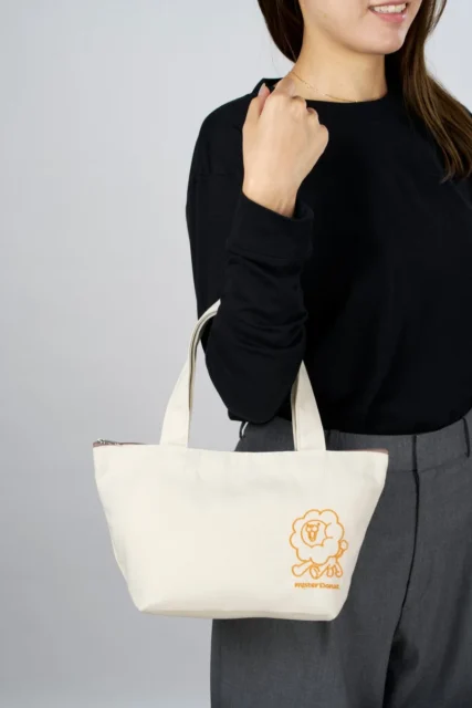 ポン・デ・ライオンミニトートバッグを持った女性の様子