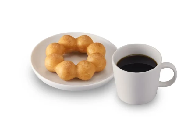 ポン・デ・リングとコーヒーが並べられたイメージ