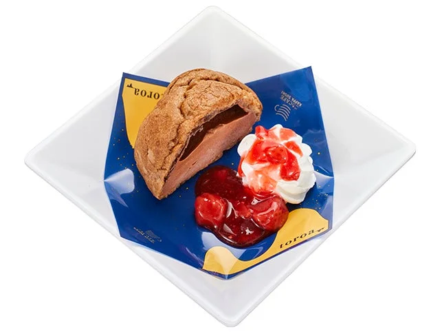 かっぱ寿司のtoroa監修『チョコカスタードアイスシュー&ストロベリーホイップ』の皿盛り