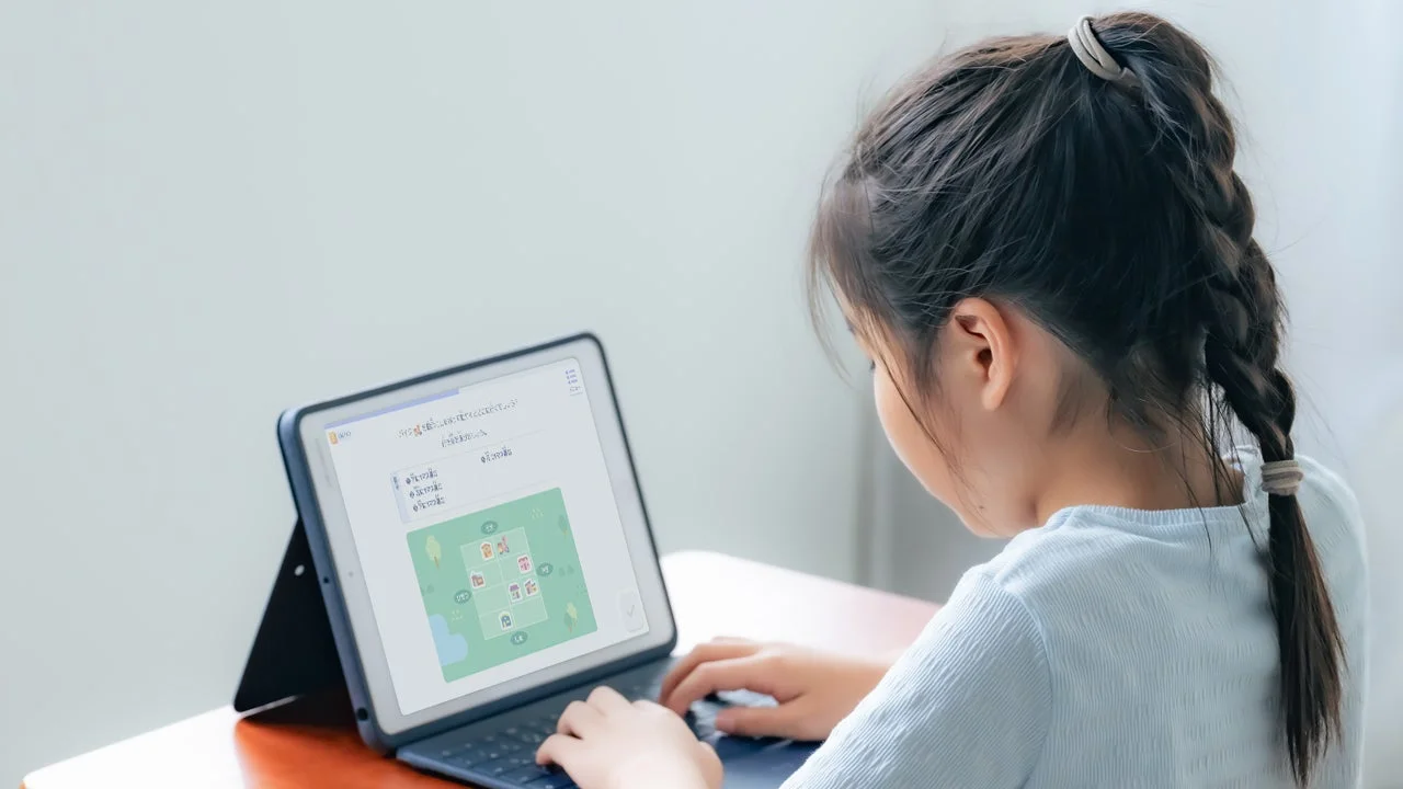 タブレットでLOGIQ LABOのパズル問題に取り組む子どもの後ろ姿