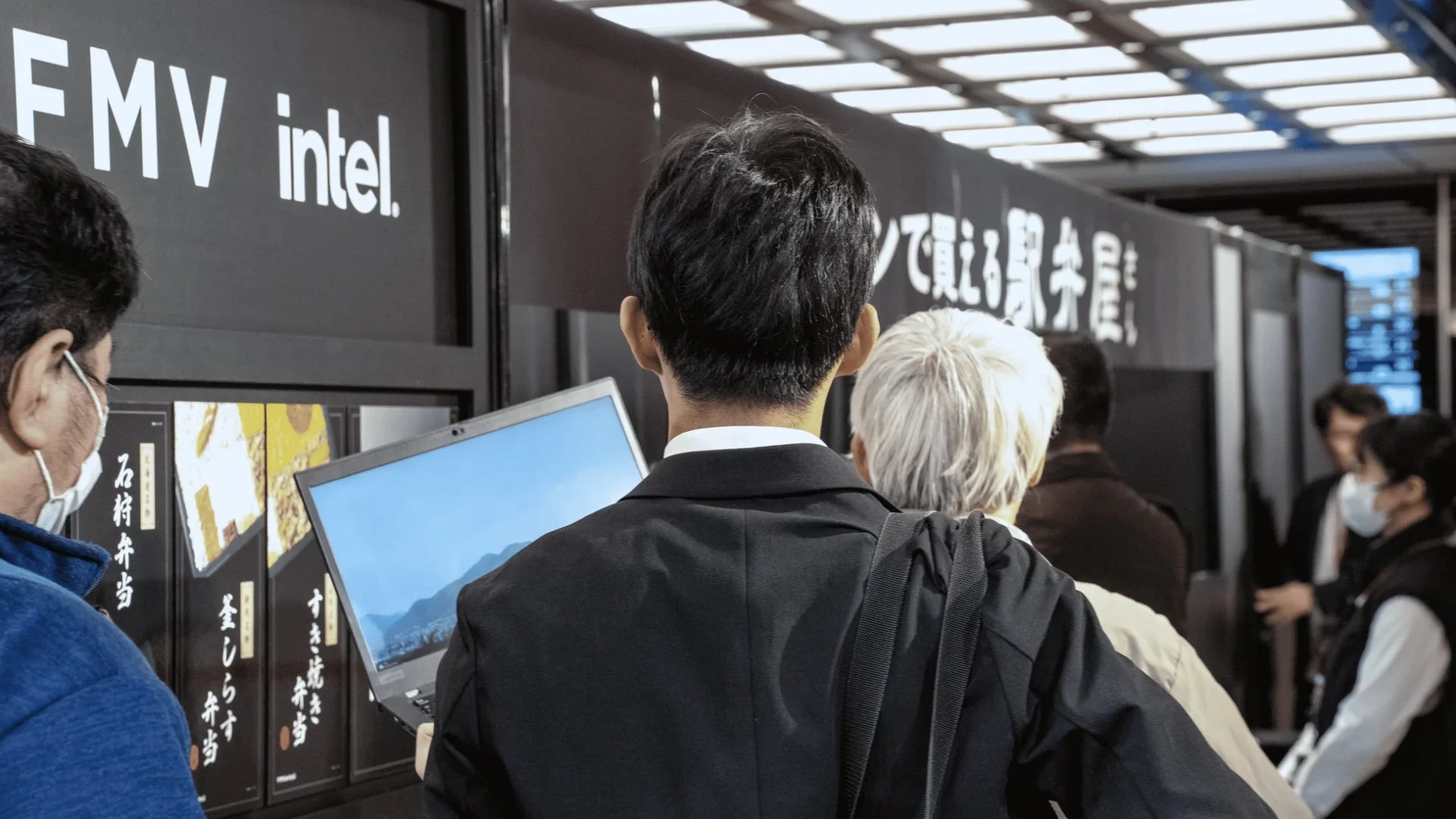 パソコンを手にイベントに参加するビジネスパーソン