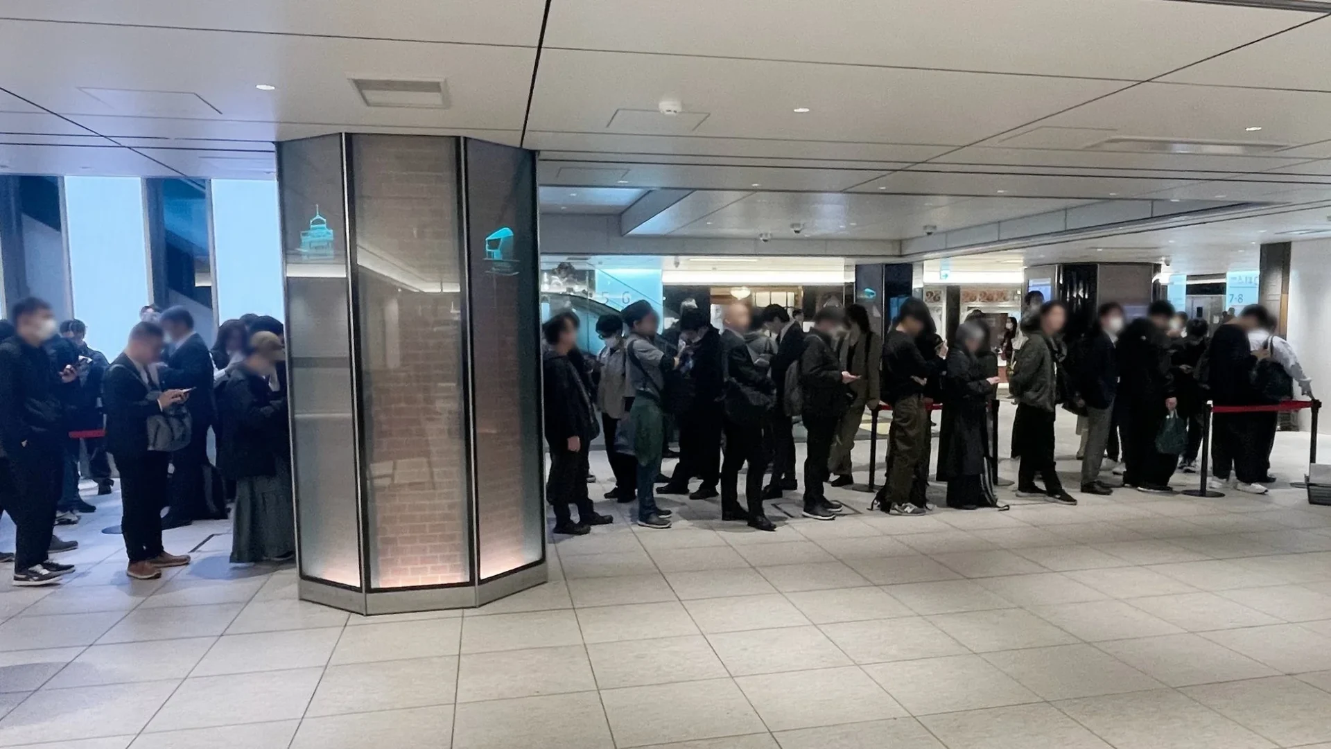 東京駅イベント「#パソコンで買える駅弁屋さん」の別の行列風景