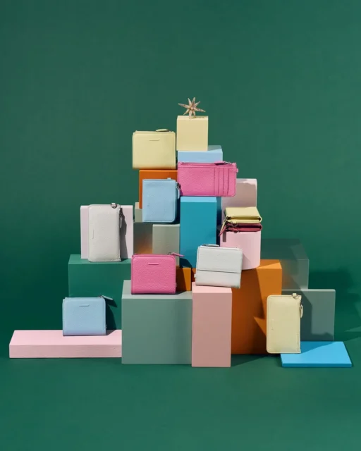 カラフルな新型ウォレットが積み重ねられた様子