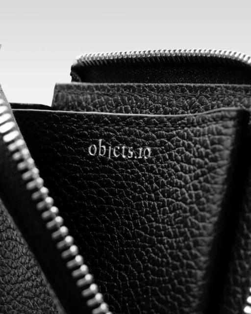 ウォレットに施されたobjcts.ioのシルバー箔ロゴ