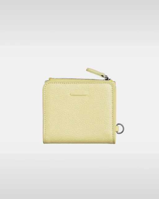 バターイエローのバイフォールドスリムウォレット