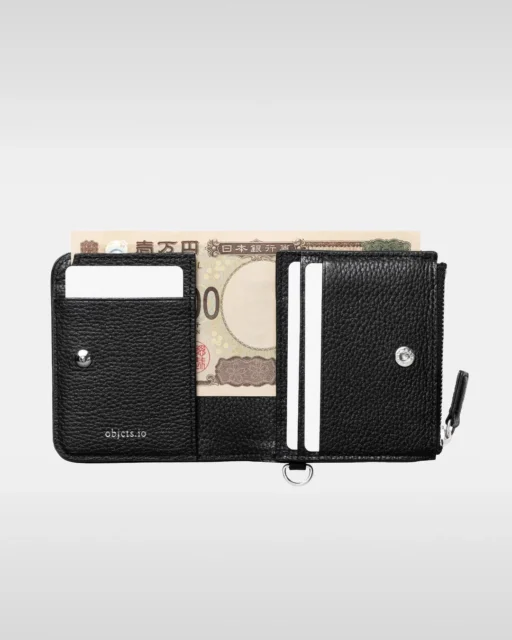 バイフォールドスリムウォレットの内部、紙幣とカードを収納した様子