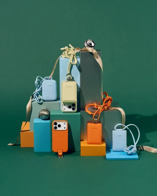 新型ウォレットとMagWear iPhoneケースが積み重ねられた全体像