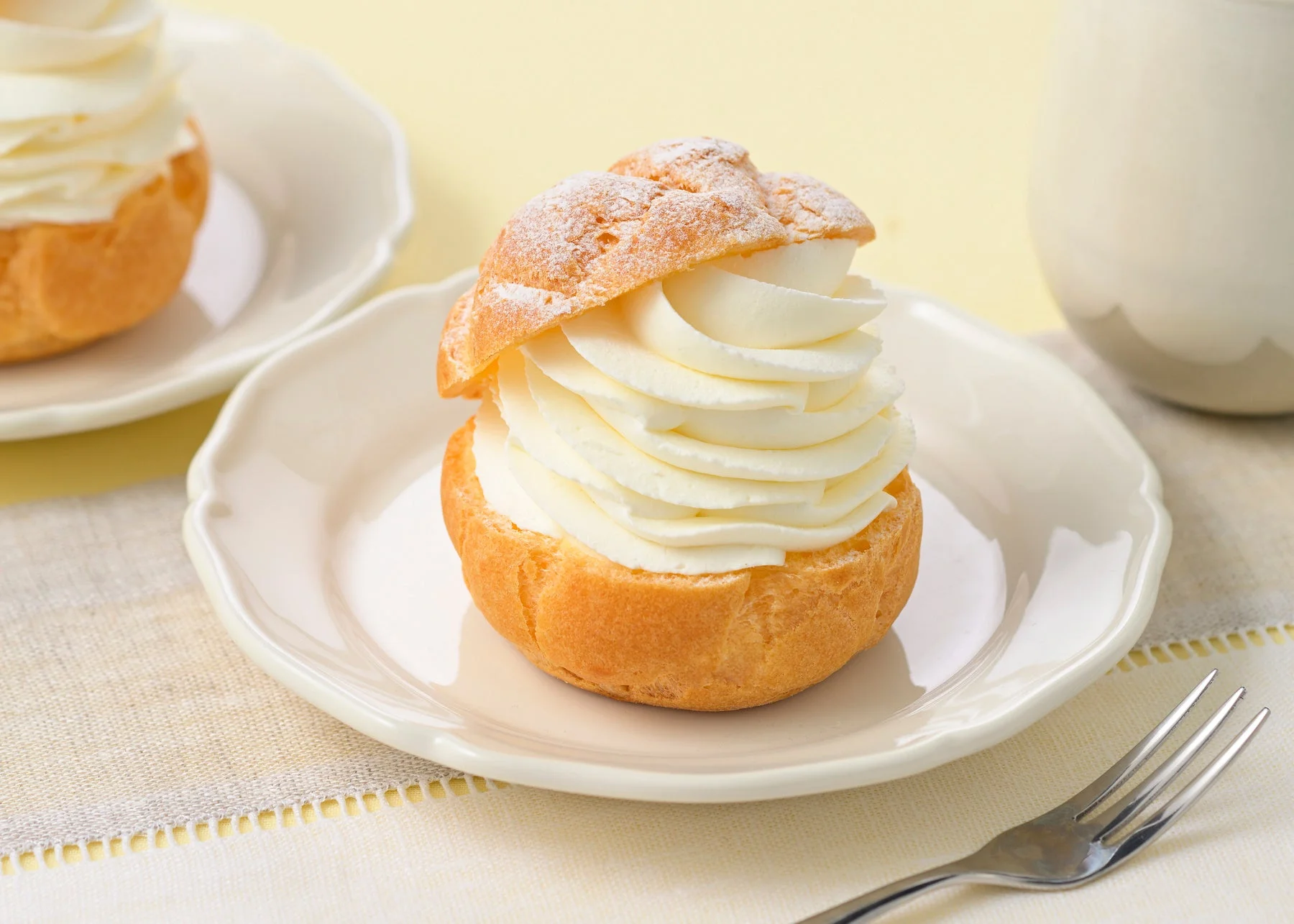 渦巻き状にホイップクリームがたっぷり乗ったWシュー（クリーム＆カスタード）