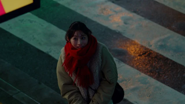 寒い夜にすき家を訪れる石原さとみさんのCMカット