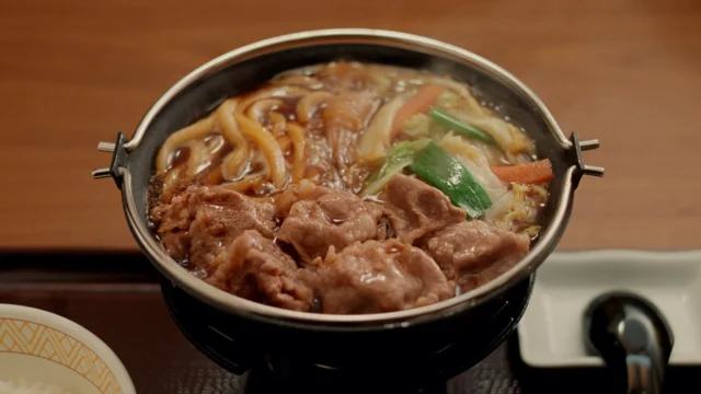熱々の牛すき鍋定食、牛肉や野菜、うどんがたっぷり