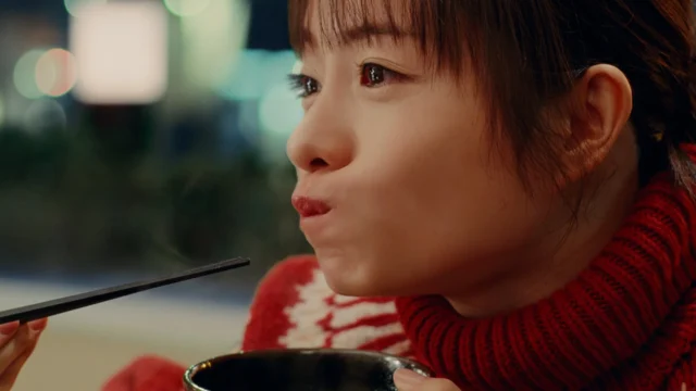 牛すき鍋を頬張り、口いっぱいに旨みを堪能する石原さとみさん