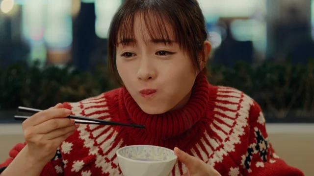 卵とじの牛すき鍋を味わい、至福の表情を見せる石原さとみさん