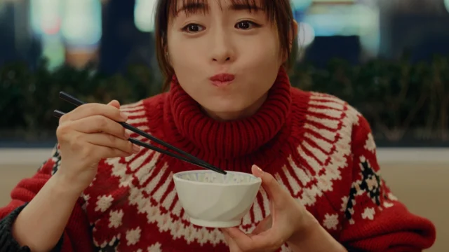 牛すき鍋を堪能し、満足そうな石原さとみさんの表情