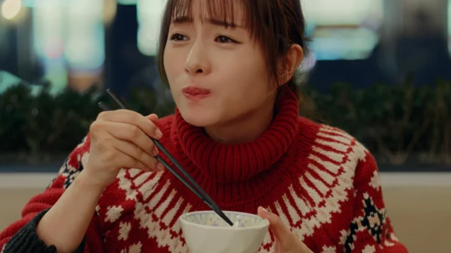 熱々の牛すき鍋を頬張る石原さとみさんの至福の表情