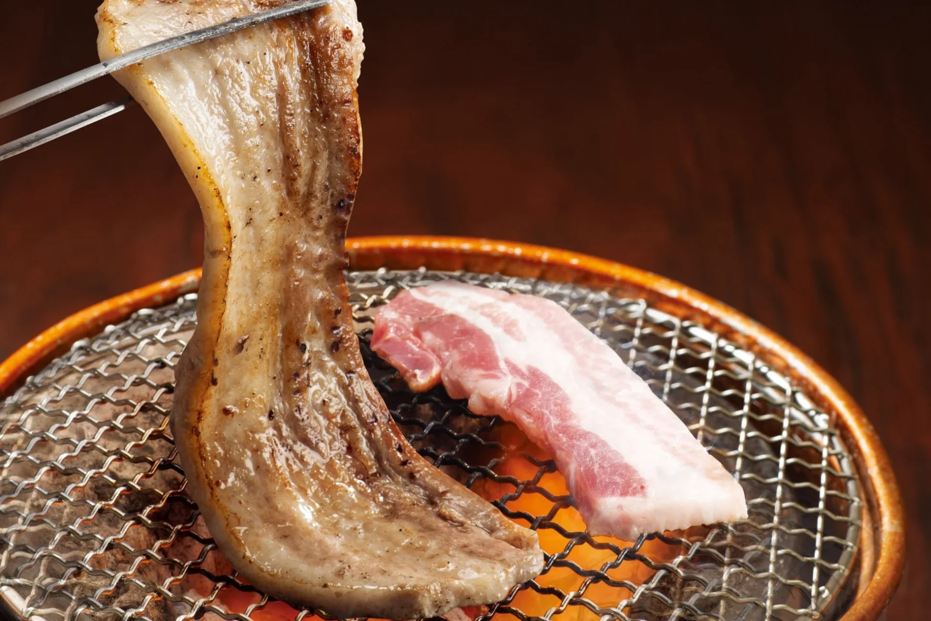 厚切りサムギョプサルを焼く様子