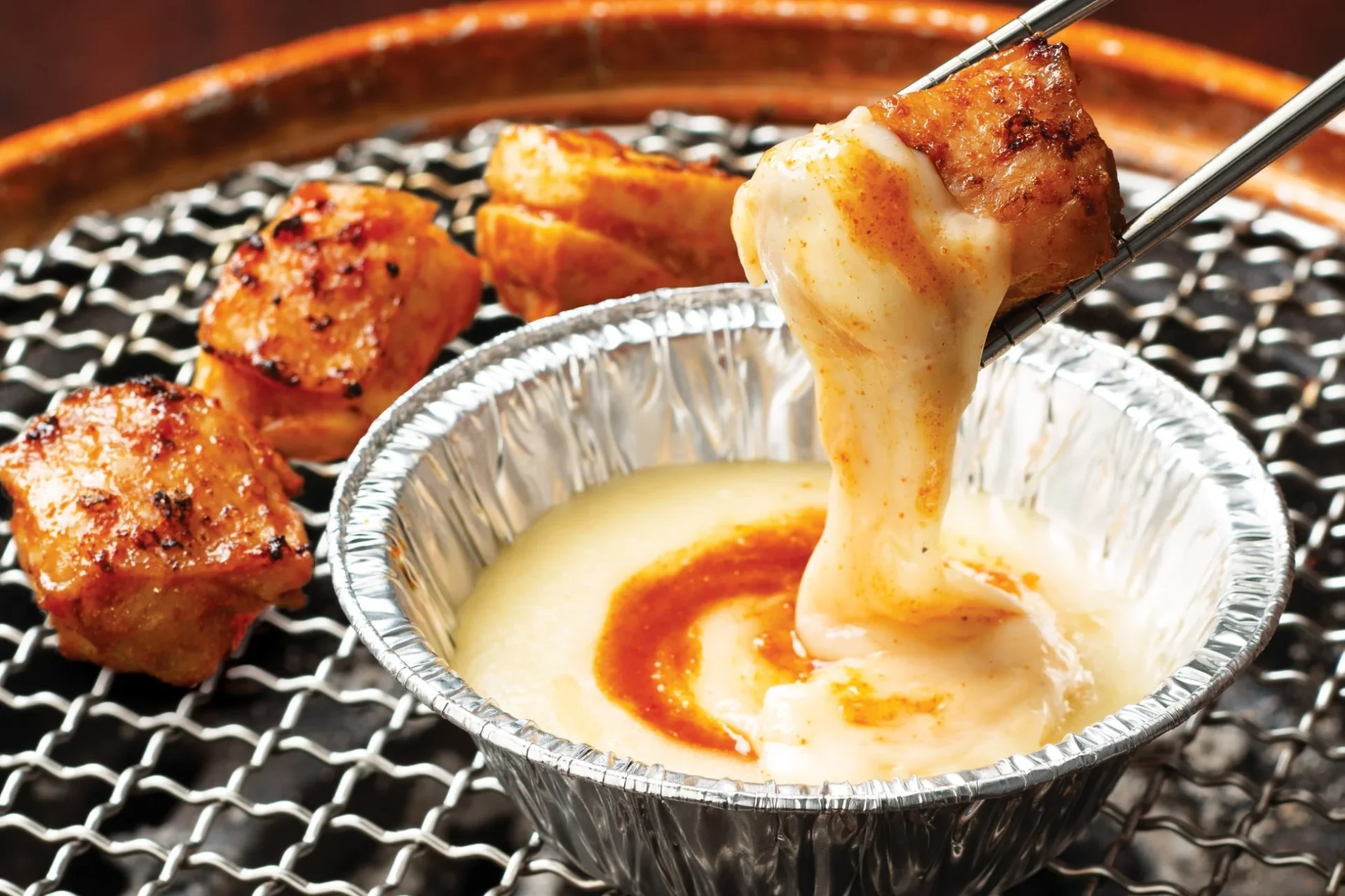 チーズタンドリーチキンをチーズに絡める様子