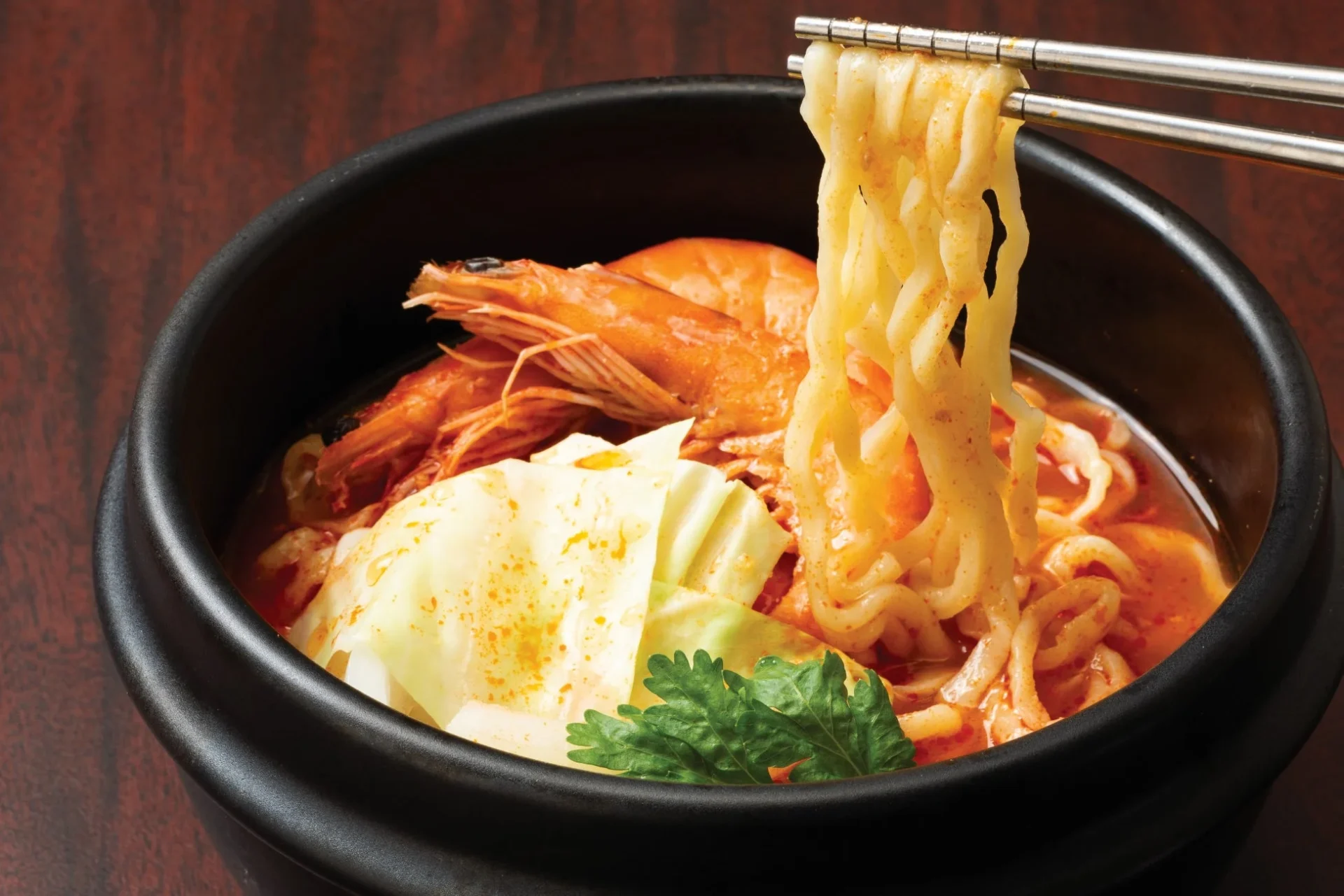 海老と麺が入ったトムヤムクン