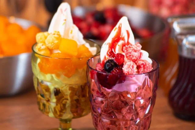 好きなトッピングでカスタマイズできるソフトクリームバー