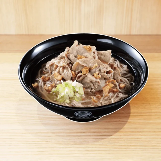 名代富士そばの期間限定商品、肉骨茶そばのクローズアップ写真