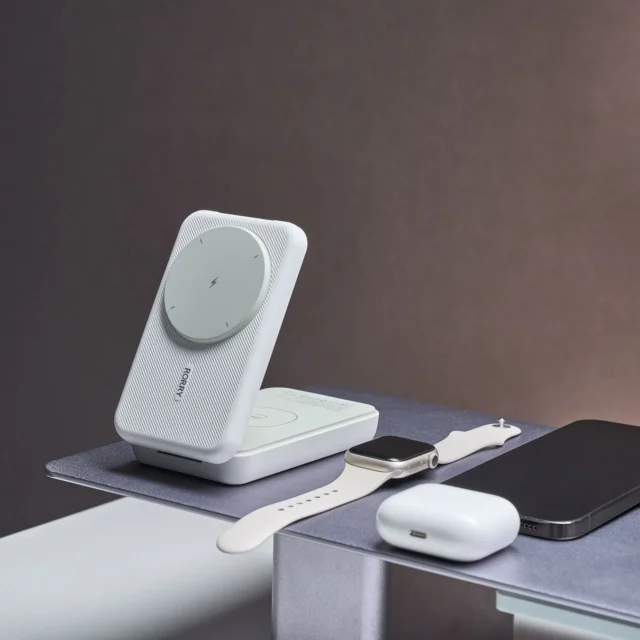 折りたたみ式のRORRY M3ワイヤレス充電器と周辺機器