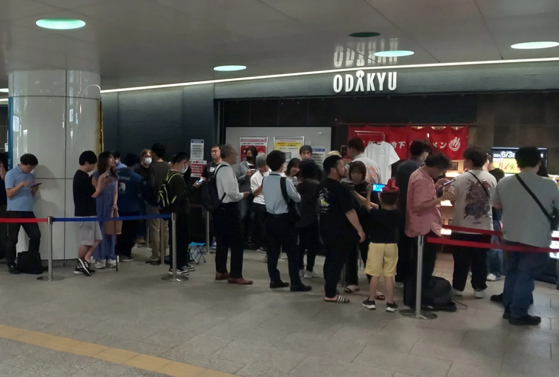 新宿地下ラーメンに行列する多くの人々
