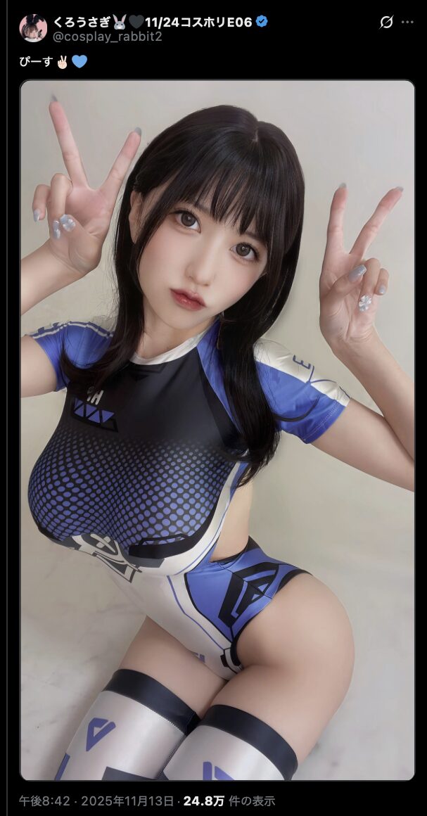 セクシーさ満点のボディ！　くろうさぎ、青×白のレースクイーン風コスプレでダブルピース披露