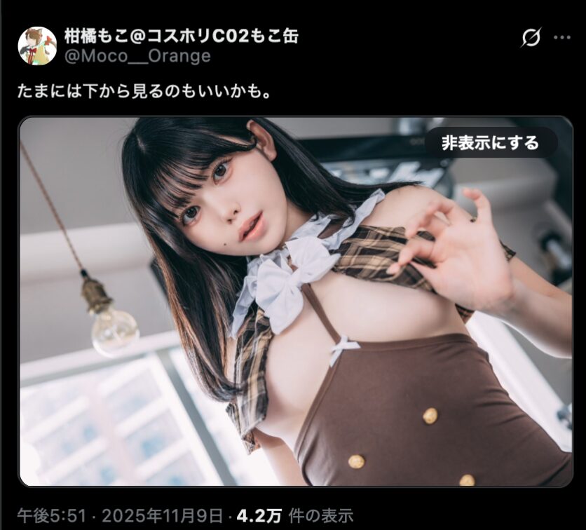 見えそうで見えない絶景！　柑橘もこ、セクシーすぎるローアングル写真を公開