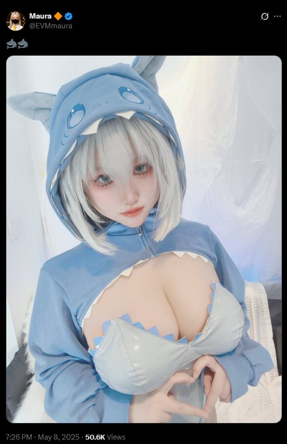 キュートすぎるサメちゃん！　Maura、青いサメパーカーで魅せる愛らしいコスプレ