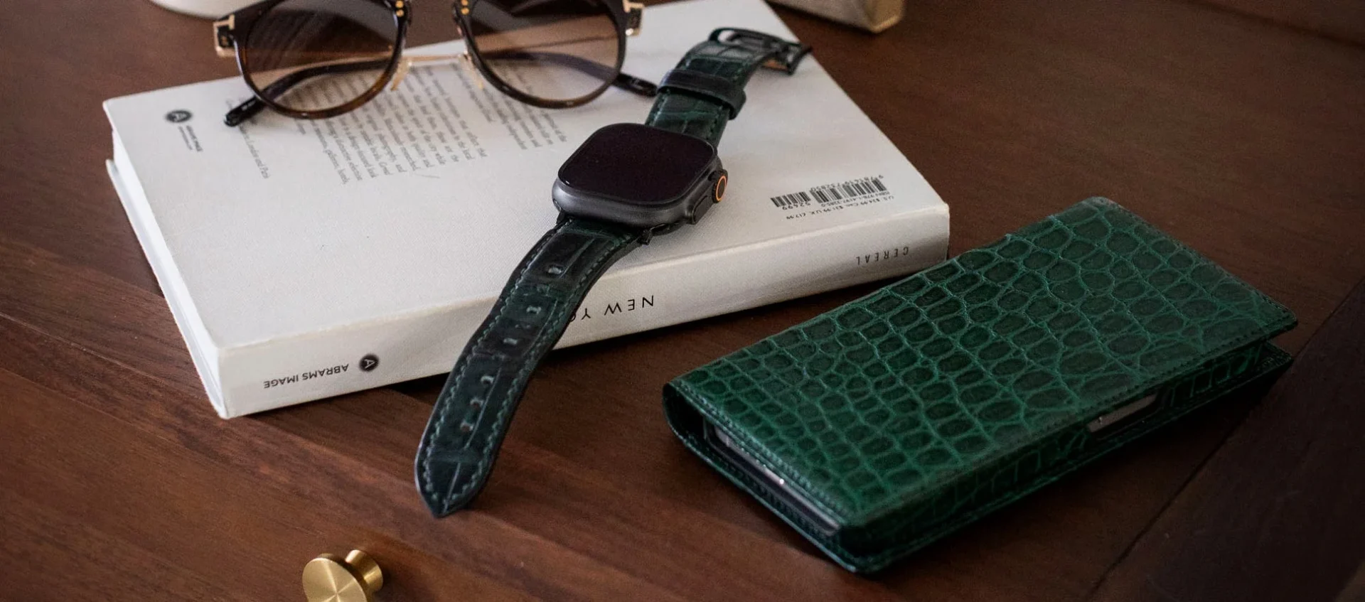 HAGANのクロコダイルレザー製iPhoneケースとApple Watchバンドのコーディネート