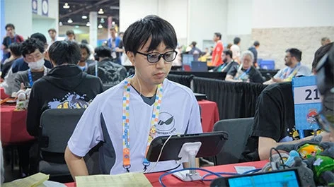 ポケモンダブルバトル大会で真剣な表情でゲームをプレイする選手。