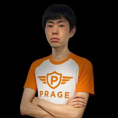 Team PRAGEのユニフォームを着て腕組みをする男性選手。