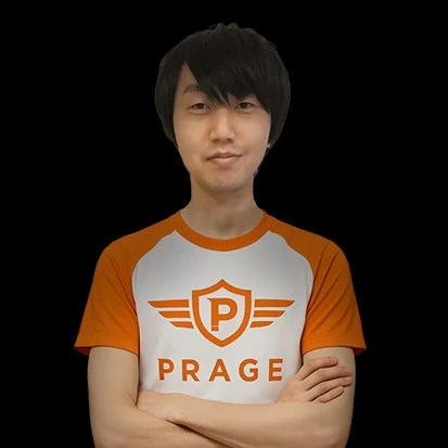 Team PRAGEのユニフォームを着て腕組みをする男性選手。