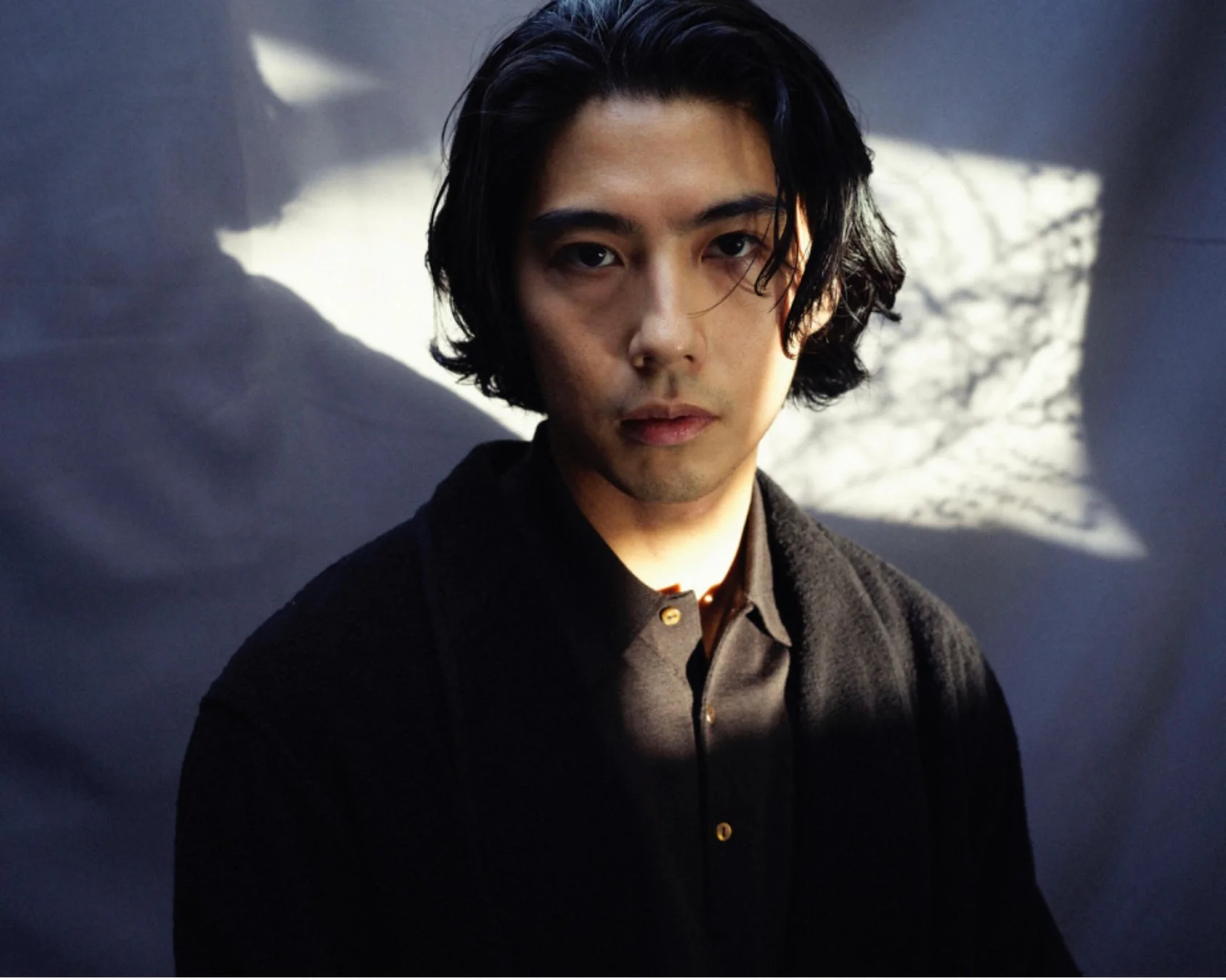 KFCクリスマスCMのナレーションを担当する賀来賢人さんのポートレート