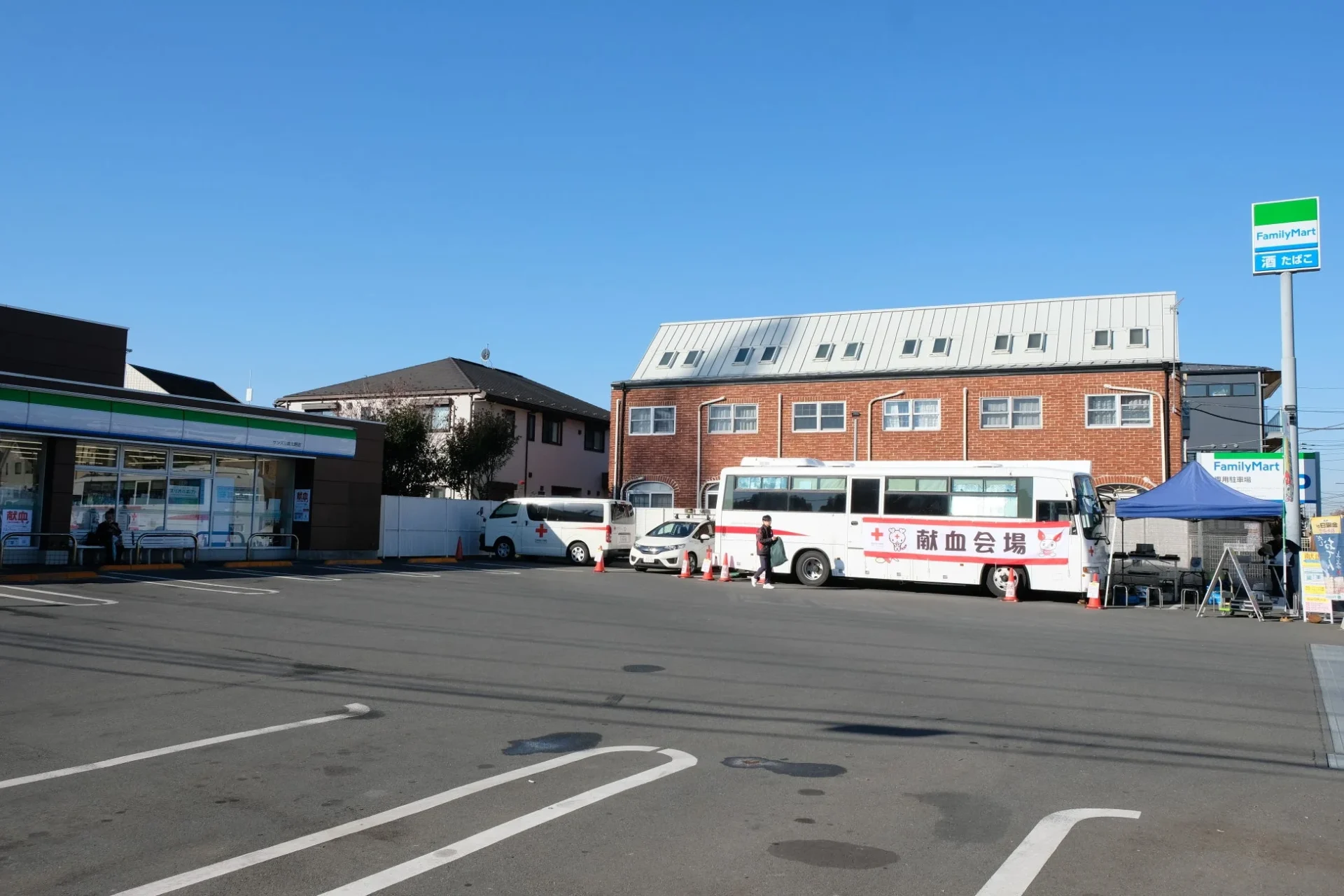 ファミリーマート店舗駐車場での献血バスと献血会場の様子