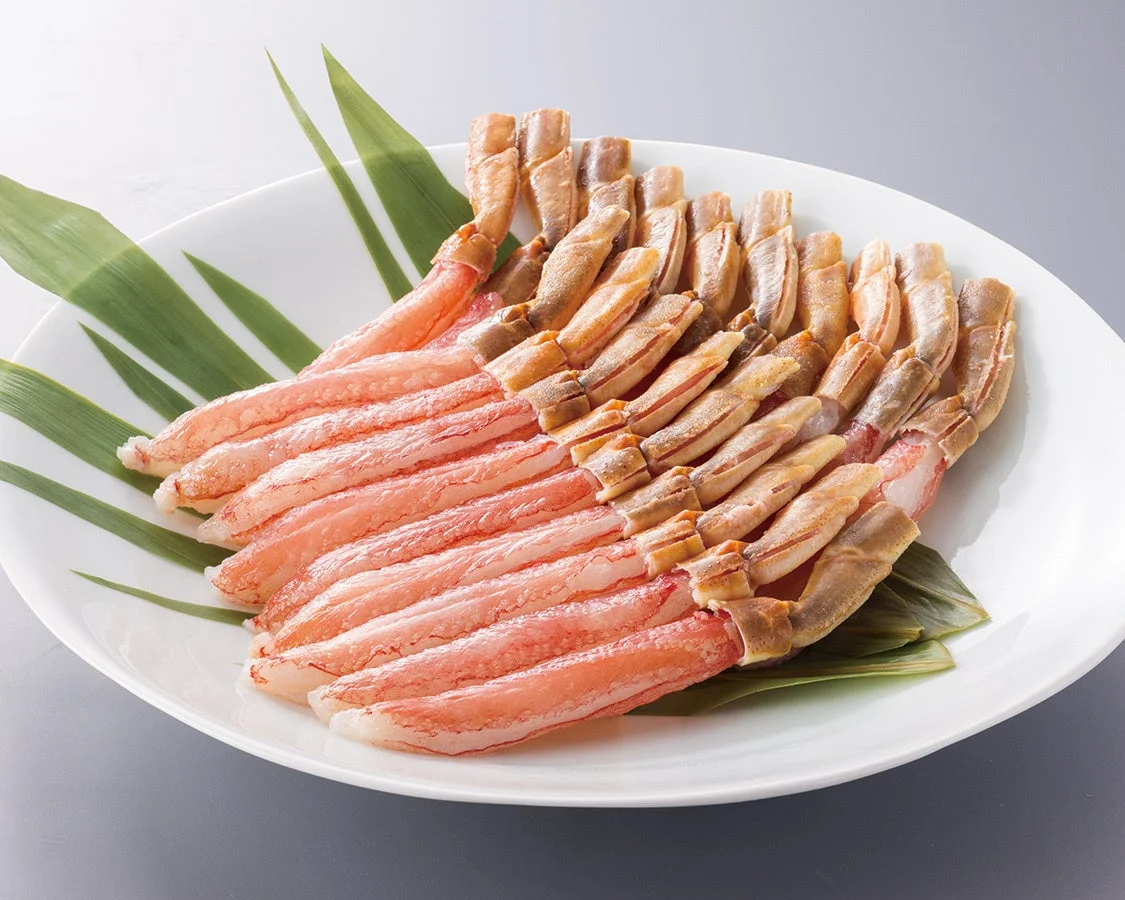 食べやすいようにカット済みの生本ずわい蟹の脚が皿に盛り付けられた様子