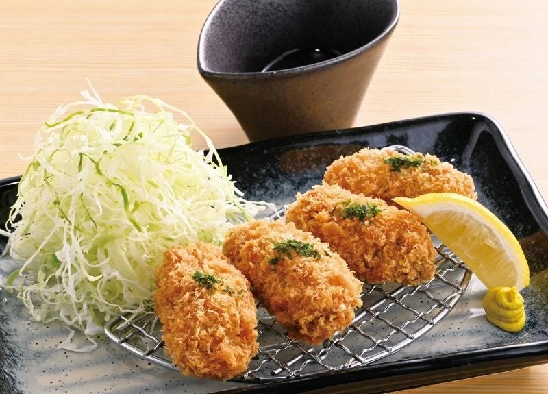 サクサク衣の広島県産牡蠣フライとレモン