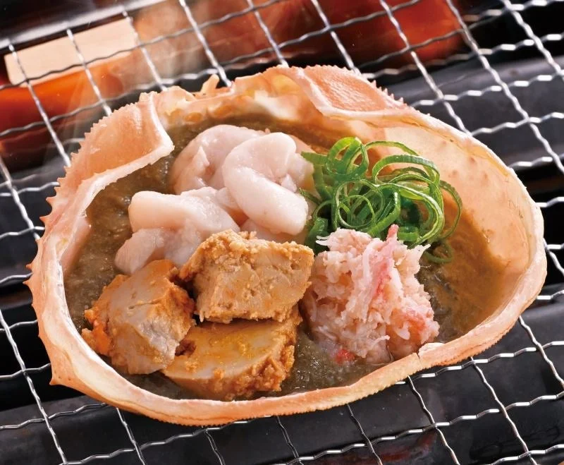 あん肝と真鱈白子を乗せた冬将軍！蟹味噌甲羅焼き