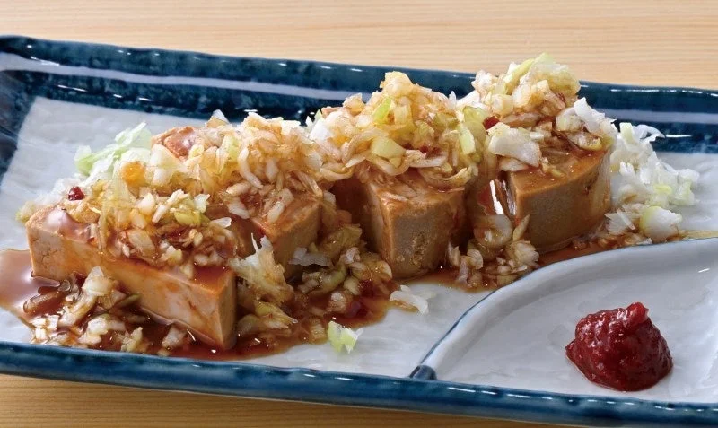 葱と紅葉おろしが添えられたあん肝