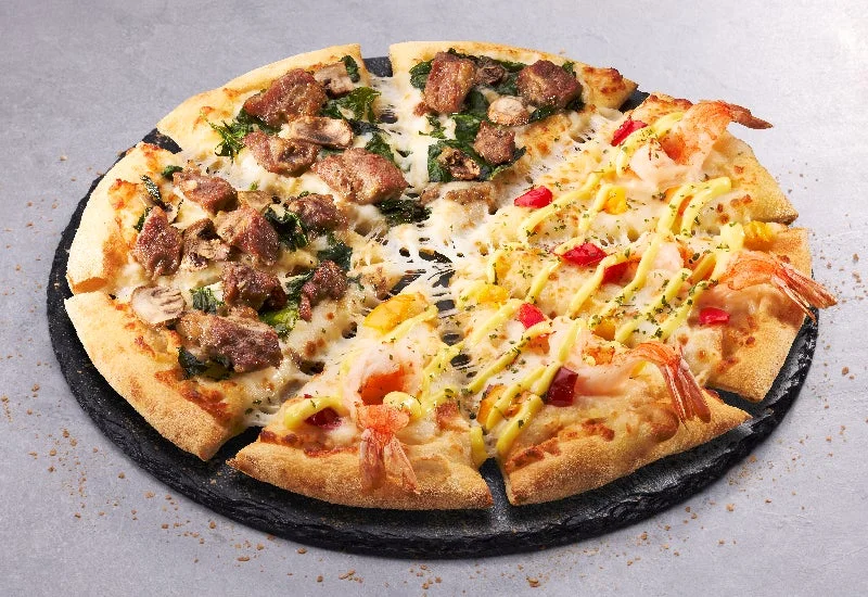 炭火焼ビーフと海老の贅沢ハーフ＆ハーフピザ