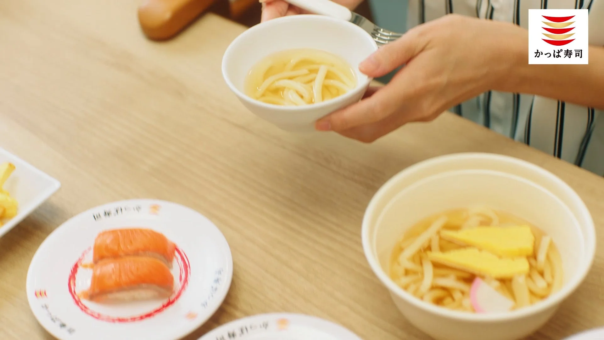 CMストーリーボード：短く切られたうどんが提供される様子