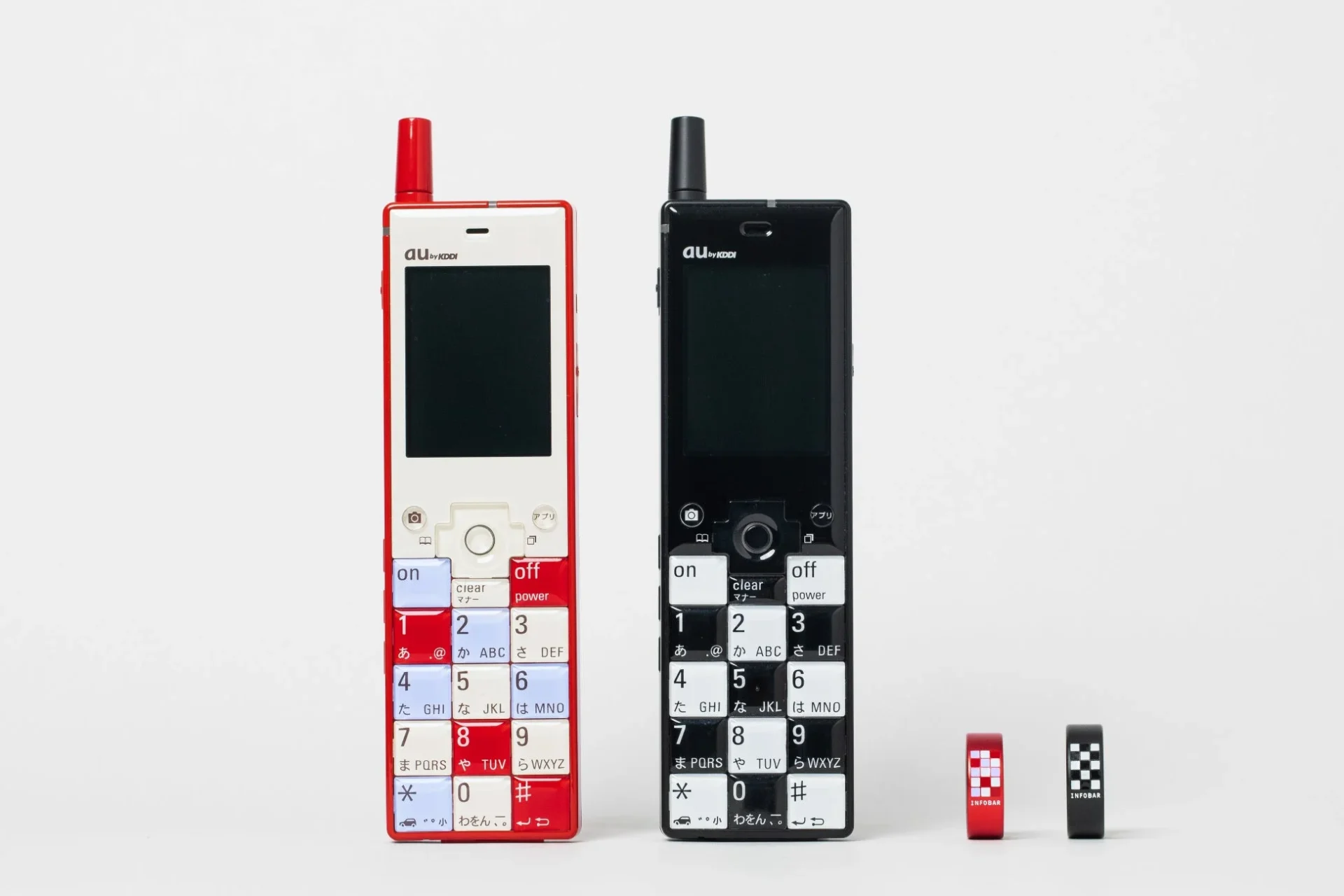 INFOBARケータイ2台とINFOBARコラボデザインのスマートリカバリーリング