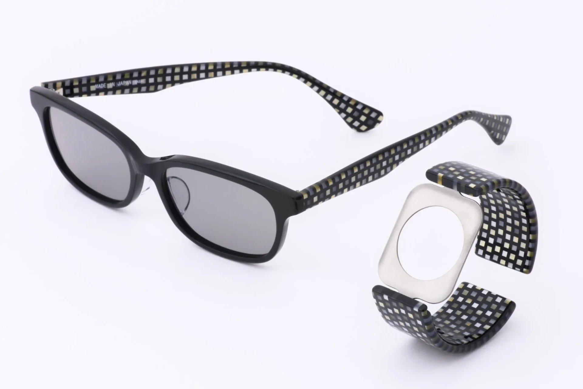 シックラデンカラーのエアバングルとサングラス