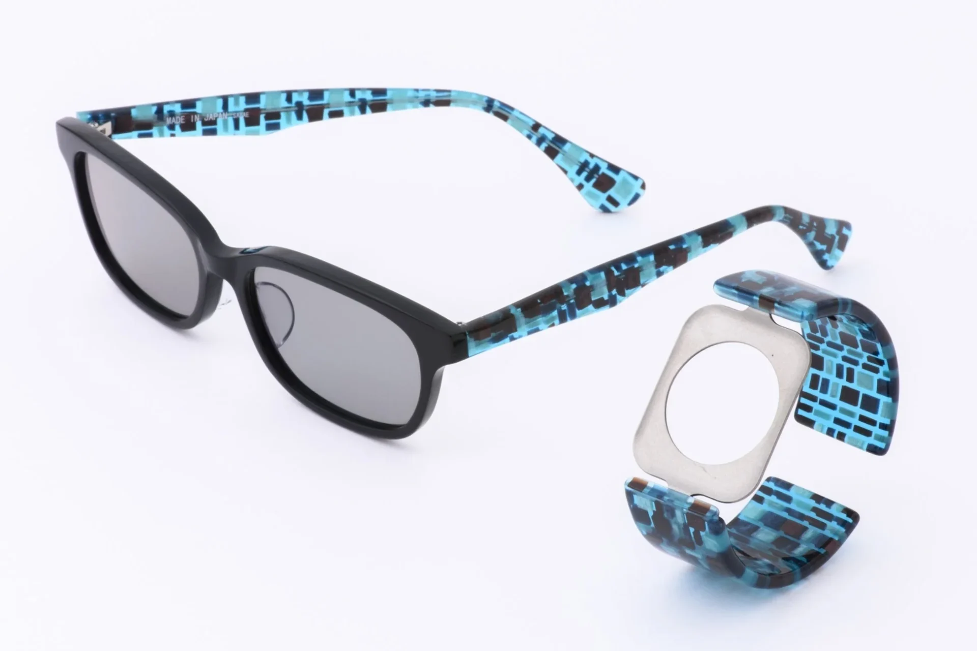 ステンドブルーカラーのエアバングルとサングラス