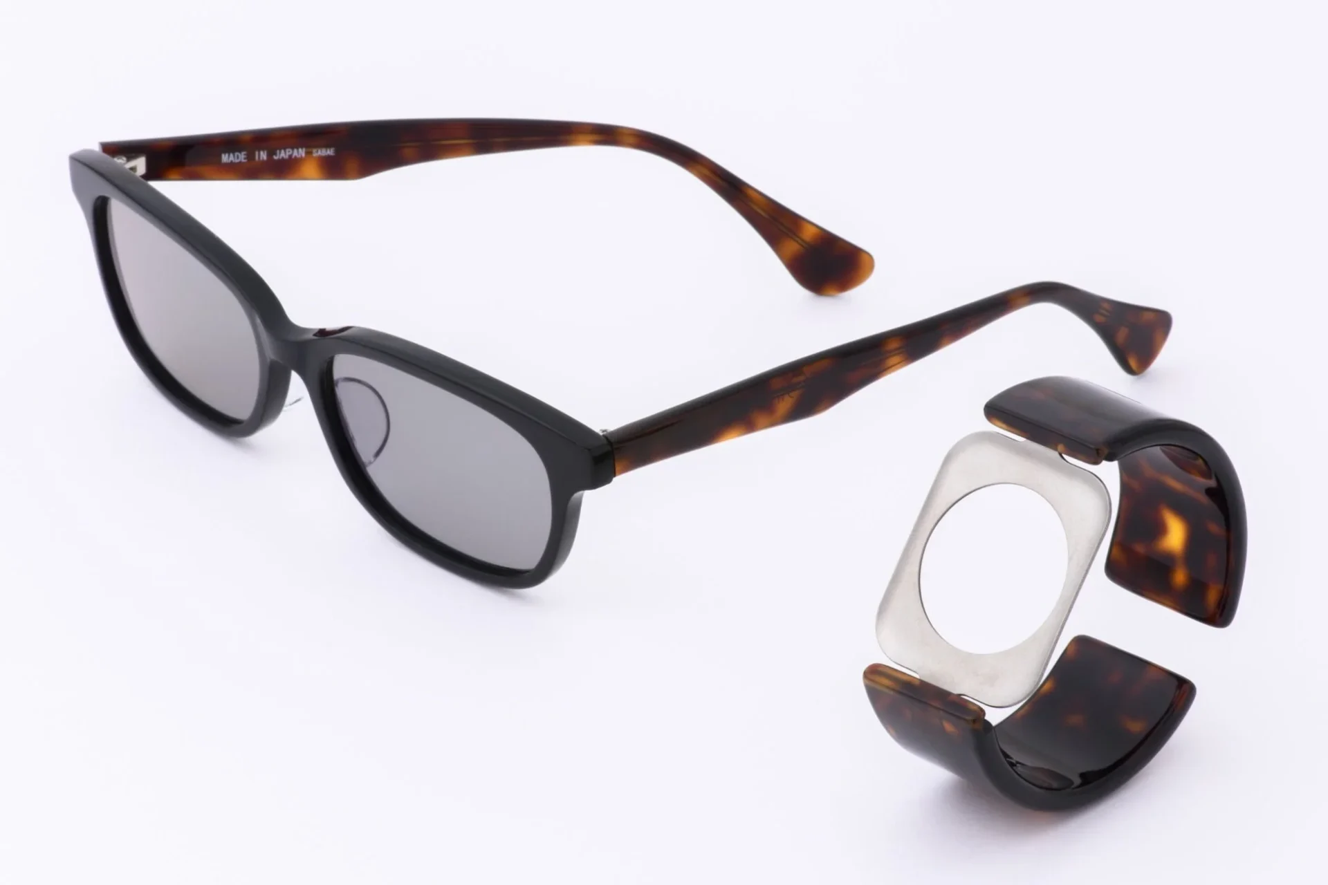 べっ甲カラーのエアバングルとサングラス